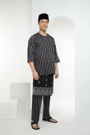 Baju ini dipakai di bahagian luar baju hitam. Baju Melayu Collection Omar Ali