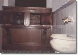 A napoli la prima ruota degli esposti venne istituita nel 1600 nella real casa dell'annunziata, all'interno della basilica della santissima da questa situazione sembra sia nata la necessità di ripristinare nuovamente la ruota degli esposti, naturalmente in forme più avanzate dal punto di vista. Comune Di Napoli Complesso Monumentale Dell Annunziata Ruota