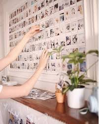 Rak dinding desain minimalis yang hemat ruang, dapat dimanfaatkan sebagai pajangan atau sebagai tempat barang, buku, maupun perabot lainnya di ruang tamu, ruang tidur, dapur, hingga kamar mandi. Hiasan Dinding Dari Foto Polaroid Cek Bahan Bangunan