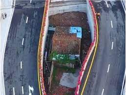 China is the father of the world bridge foreign netizens have seen crazy spit duration. In China Wurde Eine Grosse Autobahn Um Das Haus Einer Einheimischen Frau Herum Gebaut Die Behorden Konnten Ihr 10 Jahre Lang Nicht Zustimmen Uberalles