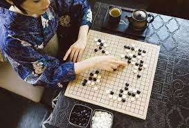 Para jugar al go, necesitas un tablero de go, llamado goban (碁盤), piedras encontrar un tablero de go no es difícil. 25 Juegos Tradicionales Japoneses Muy Curiosos