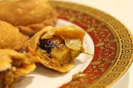 Bila dah naik bau, masuk rempah yang telah dibancuh 3. Jom Layan Karipap Ayam Azie Kitchen