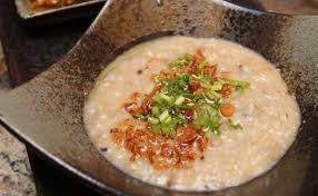 Namun, topping yang ada dalam bubur ini bukan suwiran. Bubur Lambuk Ayam Kuali