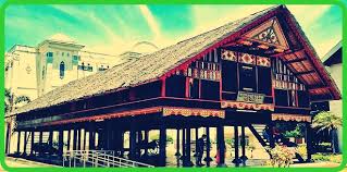 Dalam rumah adat aceh yakni mempunyai bentuk memanjang dan persegi panjang dari timur ke barat. Rumah Adat Aceh Nama Gambar Lukisan Dan Penjelasan