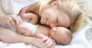 Habits propres, soignés, visage maquillé ou rasé de près, faites de votre corps un lieu où l'on a envie de s'aventurer… Faites Autant De Calins Que Vous Voulez A Votre Bebe C Est Bon Pour Son Eveil Magicmaman Com