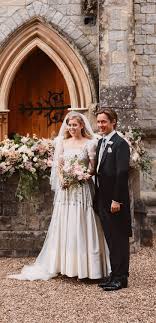 Princess Beatrice Borrowed Her Wedding Dress And Tiara From Queen Elizabeth Ii S Wardrobe In 2020 Royal Wedding Dress Princess Beatrice Wedding Wedding Dresses