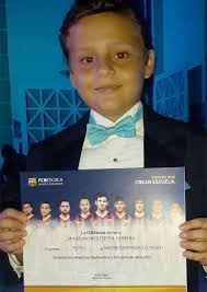 El joven dominicano Javier Espitia Herrera conoce a su héroe, Lionel Messi.  Javier es fanático de fútbol y entrena desde la edad de dos años en  FCBEscola Santo Domingo, liga infantil conectada