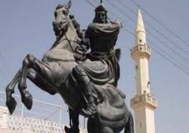 صلاح الدين الأيوبي هو يوسف بن أيوب الملقب بنجم الدين بن شادين بن مروان بن يعقوب التكريتي، لقبه الناصر صلاح الدين أبو المظفر، وله أصول كردية امتازت بعراقة أصلها. Ù‡Ù„ ØµÙ„Ø§Ø­ Ø§Ù„Ø¯ÙŠÙ† Ø§Ù„Ø£ÙŠÙˆØ¨ÙŠ ÙƒØ±Ø¯ÙŠ ÙƒÙ†Ø¬ ÙƒÙˆÙ†Ø¬