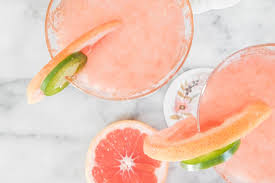 In questa sezione trovi qualche idea per preparare ottimi aperitivi analcolici con cui accompagnare i tuoi antipasti e stupire i tuoi ospiti. I Cocktail Analcolici Alla Frutta Da Provare