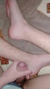 Twink boy cums on his feet - ThisVid.com
