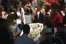 Vazam imagens fortes da namorada de cristiano araújo morta. Emocionados Familiares Fas E Amigos De Cristiano Araujo Se Despedem Do Cantor Nacional Estado De Minas