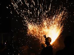 Mesmo proibida, festa de fogos de artifício ilumina ruas no interior da BA  - 26062023 - UOL TAB