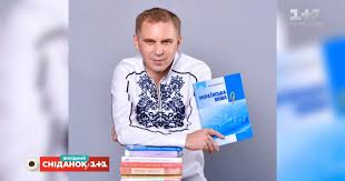 После того как блогер сделал подарок, он отключил камеру и попросил девочку вернуть гаджет, объясняя это тем, что добрый жест был всего лишь розыгрышем. Video Maloizvestnye Fakty Iz Zhizni Ukrainskogo Yazykoveda Aleksandra Avramenko Stranica Video