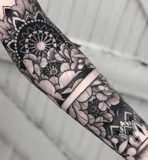 Vous pourrez l'incruster sur votre cuisse, jambes ou encore votre bras. Idees De Tatouage Fleur Pour Femme 100 Photos Tatouez