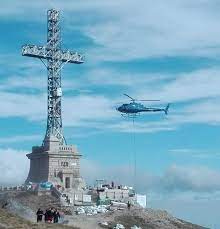 Monumentul crucea caraiman se gaseste pe masivul caraiman, catre valea seaca, fiind construit la altitudinea de 2291 metri intre 1926 si 1928. Crucea Eroilor De Pe Caraiman Un Monument De Milioane De Euro Evenimentul Zilei