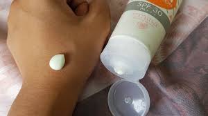 Awal coba karna mau bandingin sama sunscreen emina yang sebelumnya, yang sun protection spf 30. Review Emina Sun Protection Spf 30 Sunscreen Yang Ringan Dan Melembapkan Bukareview