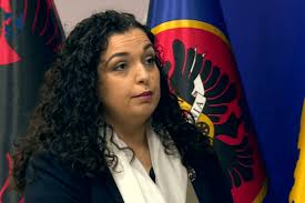 Vjosa osmani, 38 ans, est une professeure de droit qui appartient à une nouvelle génération politique dans le territoire des balkans, et qui s'engage à éradiquer la corruption généralisée. Vjosa Osmani Nuk Merr Pjese Ne Takimin E Ldk Se Telegrafi Mk
