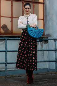 دعينا نخبرك بأفضل طريقة لارتداء التنورة الميدي مع البوت هذا الشتاء fashion midi skirt style