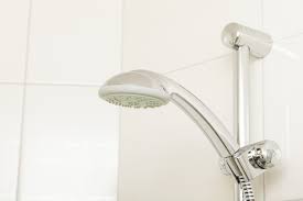 Schütte etwas weißweinessig auf einen rauen schwamm und wische über die fugen, um schmutz oder rückstände zu lösen. Gelbe Flecken Und Streifen In Badewanne Und Dusche Entfernen