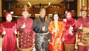Jul 14, 2013 · • dalam perlembagaan, orang melayu didefinisikan sebagai orang yang berbahasa melayu, mengamalkan adat istiadat melayu dan beragama islam. Pakaian Adat Melayu Warnai Malam Pisah Sambut Kapolda Sumut Inilahmedan Com