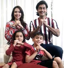 Sweetnya farid kamil cium&peluk isterinya diana daniella bagi semangat untuk event race toyota! Artis Malaysia Keluarga Farid Kamil Diana Danielle Facebook