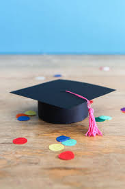 Since graduation is such a special occasion that should be properly commemorated, let's decorate the graduation caps to make excellent crafts for pure joy and artful fun for this special event. Graduation Cap Gift Boxes Diy