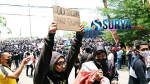 Kocak Tulisan Di Poster Mahasiswa Pasuruan Saat Demo Tolak Omnibus Law Surya