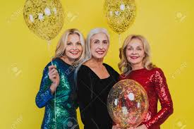 Hermosas Mujeres Mayores Con Vestidos Elegantes Festivos Divirtiéndose En  Una Fiesta - Grupo De Mujeres Maduras Sexys Con Un Aspecto Excéntrico De  Moda Posado En Fondos Clorados - Conceptos Sobre El Estilo