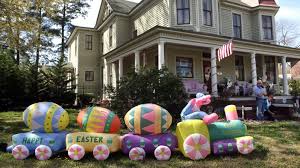 Take your holiday party to the next level with these rustic easter decorations your whole family will love. Holiday Loving Couple Shows Off Epic Easter Decorations Including 6 000 Eggs Abc News