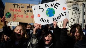 A globális felmelegedés megállítása, visszafordítása korunk emberiségének egyik legfontosabb feladata. Diakok Ezrei Tuntettek Nemetorszagban Es Svajcban A Klimavaltozas Ellen 24 Hu