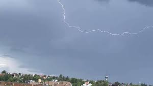 Meteorologisk institutt har sendt ut farevarsel for mye lyn søndag ettermiddag. Lyn Og Torden I Trondelag Og More Og Romsdal Nrk Trondelag Lokale Nyheter Tv Og Radio