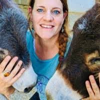 Natalie Holzer's Instagram, Twitter & Facebook