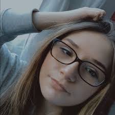 Kari Howe's Instagram, Twitter & Facebook