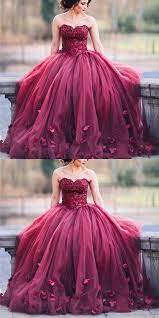 Kates brautkleid, das eigentlich von jedem designer auf erden gelobt wurde für seine klassische schönheit, wirkte durch seine hüftpolster und den voluminösen meghan markles hochzeitskleid hingegen ist pur, minimalistisch und klassisch modern. Pin Auf Kleidung