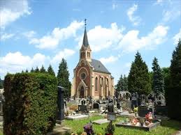 Tento dar převyšuje původní náhrobek a je vysoký nejméně metr a půl. Mestsky Hrbitov Municipal Cementery Cesky Krumlov Czech Republic Worldwide Cemeteries On Waymarking Com