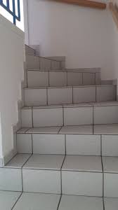 Dafür stehen verschiedene fliesenkleber zur auswahl. Geflieste Treppe Mit Laminat Verkleiden