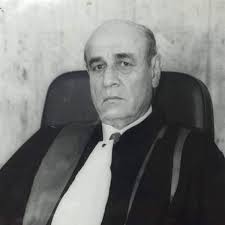 إنا لله وإنا إليه راجعون ننعي إليكم وفاة القاضي محمد محمود مكه، أبناؤه:  المحامي خالد و القاضي فيصل، و المحامي باسل. و سيجري الدفن الساعة الثالثة  بعد ظهر اليوم الأربعاء ٦ شباط.