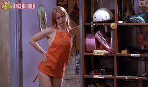 Naked Renée Zellweger in Empire Records < ANCENSORED