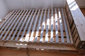 Spezialmaterialien wie metall oder kunststoff erfordern spezielle materialkenntnisse und ebensolche verarbeitungsmaschinen. Bett Diy Baue Dir Selbst Ein Bett Mit Paletten Und Weinkisten