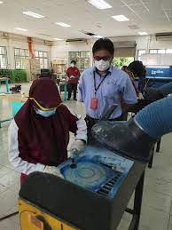 Selain aplikasi di industri dirgantara, dewasa ini material komposit telah banyak juga digunakan untuk badan mobil f1. Penilaian Akhir Program Diploma Industri Komposit Aeroangkasa Para Pelajar Akan Menerima Diploma Kemahiran Malaysia Level 4 Dan Telah Diterima Bekerja Di Dalam Industri Pembuatan Diploma In Polymer Composites Processing Engineering Technology