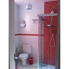Banheiro Com Box E Faixa Revestidos De Pastilhas Vermelhas Na Casinha Bonita Voce Encontra Pastilhas Ve Pastilha Banheiro Decoracao Banheiro Pequeno Banheiro