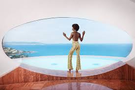 Resting on rocky cliffs above the mediterranean, fashion designer pierre cardin's bubble house is the perfect eccentric home to inspire his avant garde work. Palais Bulles Wikipedia