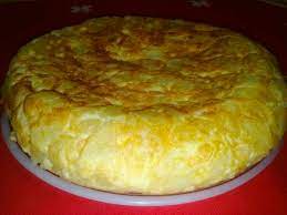 Hay diferentes versiones para hacer esta tortilla de patatas, como en el horno, en mi caso os dejo mi receta clásica que el resultado en mucho mas jugosa. Doornkaat Koolman