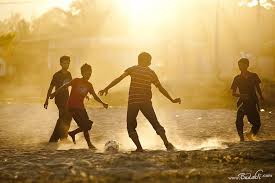No obstante las técnicas deportivas son iguales que las que realizan los grandes jugadores profesionales. Soccer Kids Kampung Futbol Callejero Futbol De Ninos Fotografia De Futbol