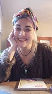 Gitarımla bestelediğimde 20 yaşındaydım. Başucu şairlerimden Metin  Elloğlu'nun "Kalıncacık" adlı şiiri Sala albümümde böyle yer almıştı.  Klarinette Serkan Çağrı, trompette Roger Mills var. Bu Pazar gitarımla  hasret gidererek paylaşıyorım Biolinkimde ...