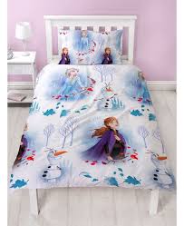 La reine des neiges, les minons, pat patrouille, star wars… notre sélection de parures de lit offre une gamme de housses de couette, taies d'oreillers, draps et autres draps housse confectionnés dans des. Parure De Lit Reversible La Reine Des Neiges 2 Element Parure De Lit Enfant Sur Bebegavroche