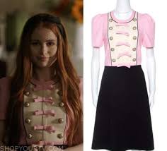 «ривердейл» — американская телевизионная подростковая драма, основанная на комиксах арчи. Cheryl Blossom Fashion Clothes Style And Wardrobe Worn On Tv Shows Shop Your Tv