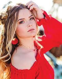 Lola Crump's Instagram, Twitter & Facebook