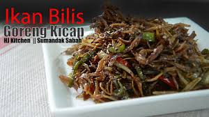 A whole fish, fresh and marinated with turmeric powder and cornstarch, is deep fried to a crispy golden wonder and slathered with a dark sauce filled with umami. Ikan Bilis Goreng Kicap Hj Kitchen Sumandak Sabah Youtube