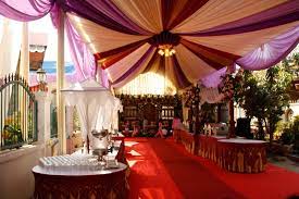 Dekorasi tenda santai untuk side pool party. Inspirasi Konsep Pernikahan Di Rumah Favorit Pernikahan Tenda Pernikahan Dekorasi Pernikahan